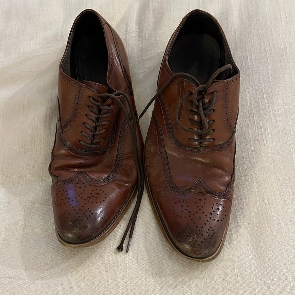 Men’s 14M brown leather wingtip shoes